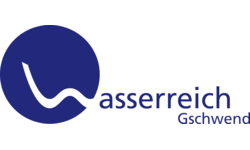 Das Bild zeigt ein Logo mit einem stilisierten blauen Kreis, in dem eine weiße, wellenartige Linie verläuft, und den Wörtern "Wasserreich Gschwend" daneben.