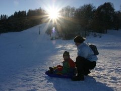 Kinder am Skilift